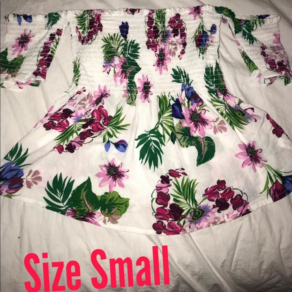 Women’s Tops - Picture 2 of 8